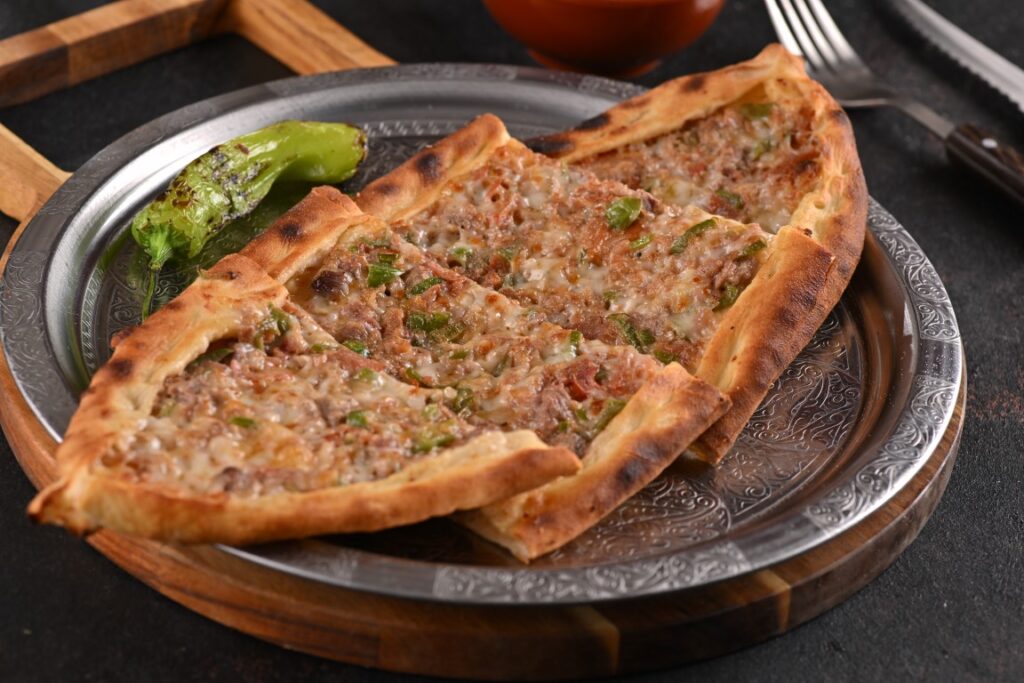 Kıymalı Kaşarlı Pide